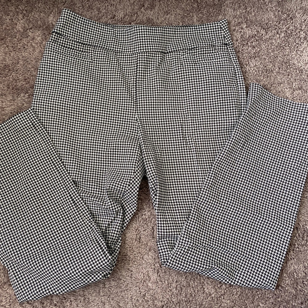 Black And White Kim Rogers Work Pants. Stretchy Band. Fake Pockets. 8S